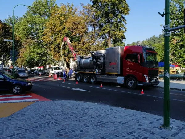 Pentru următoarea „Veneţie”: Un utilaj special pentru decolmatarea canalizărilor de aluviuni şi gunoaie, în valoare de 2,9 milioane de lei, va intra în dotarea Companiei Apa Braşov