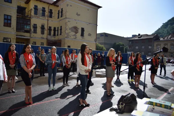 Serbările şcolare, la final de an: în careu, afară, maxim 500 de elevi şi părinţi