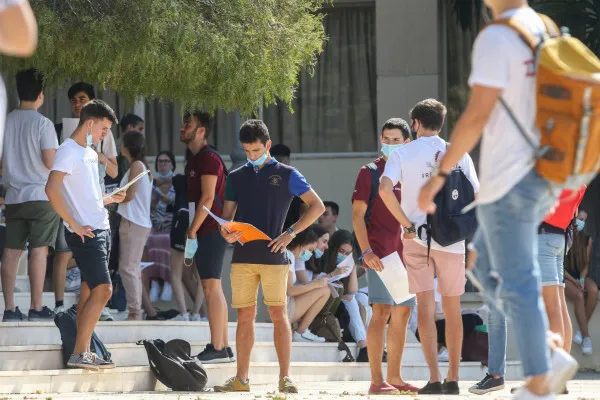 2021: Poţi să ai şi copil de 10, îşi pierde locul la liceu din cauza unui... telefon