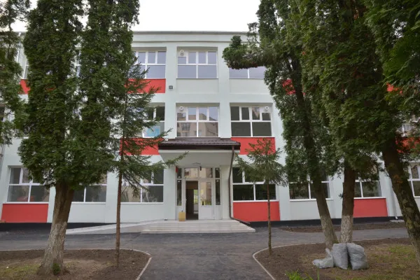 Primarul Braşovului caută persoane care să-l reprezinte în CA-ul şcolilor. Orice braşovean se poate înscrie, muncă de „două ore pe lună”