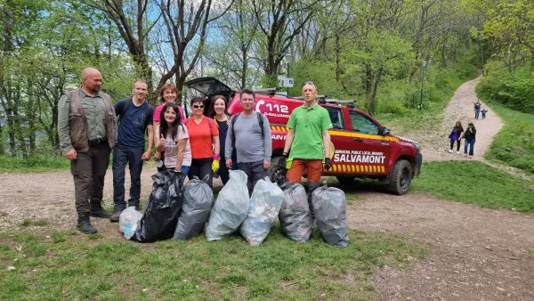 Tâmpa, prima ecologizare „oficială” din acest an: foarte multe măşti, pe lângă celebrele peturi şi hârtii