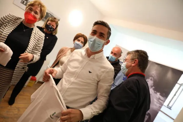 Valeriu Gheorghiţă, medic pentru o zi, la Bran: „Nu mai cred în varianta că oamenii nu vor să se vaccineze”