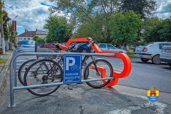 Inedit prin Făgăraş: Vezi maşina, parchezi... bicicleta