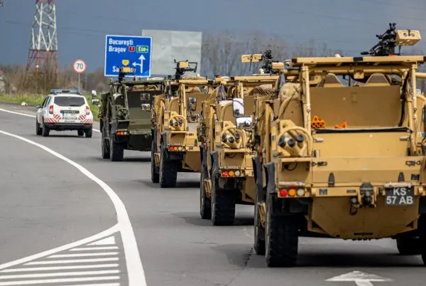 Artileria britanică, paradă către Cincu cu blindatele Jackal şi Land Rover. Escortaţi de Daciile Poliţiei