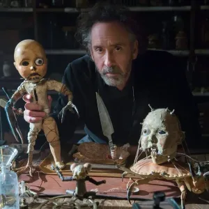 Tim Burton, în recunoaştere la Bran. Consacratul regizor e în căutarea unui platou de filmare pentru un noul serial Netflix