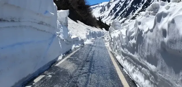 A început deszăpezirea Transfăgărăşanului. Nămeți și de 6 metri