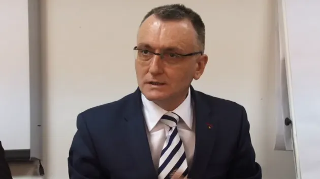 Ministerul Educaţiei ar relaxa condiţiile de acces la şefia şcolilor