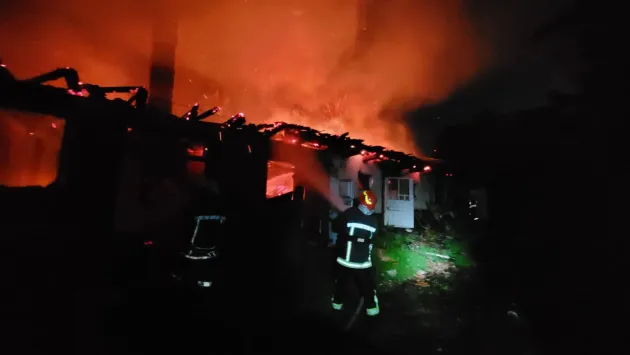 Le-a ars casa ca o torță