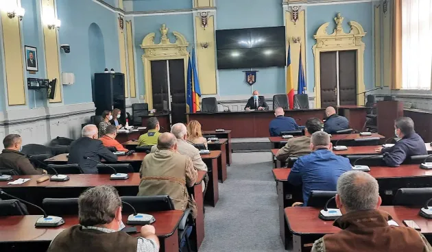 Prefectura Braşov caută soluţii pe plan local pentru a rezolva conflictul om-urs. Nimeni nu vrea să primească „animale problemă”, iar Sanctuarul de la Zărneşti e aproape plin