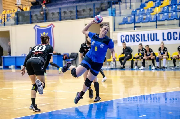 Corona, un weekend cât un sezon
