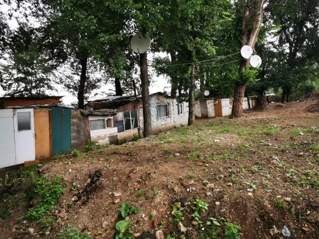 Braşovul, curăţat de improvizaţii: bătătoare de covoare, garduri, garaje improvizate