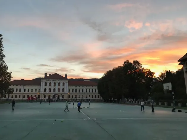 În ce condiţii se va putea juca „o miuţă” în curtea şcolii. Regulamentul Braşov
