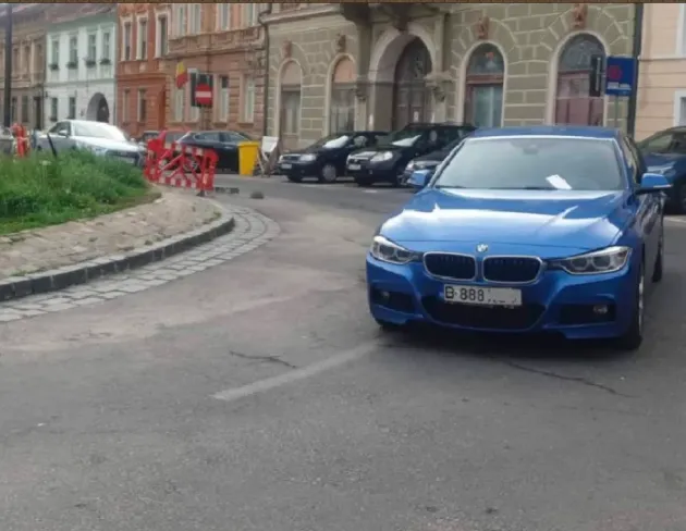 Tupeu de Bucureşti: Parcare gratis şi fix în giratoriu