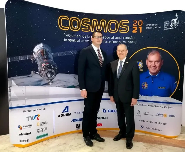 Sărbătorit acasă. Dumitru Prunariu după 40 de ani de la zborul în spaţiu: „Te impresionează subţirimea atmosferei terestre şi îţi dai seama cât rău faci prin poluare, prin tăieri masive de pădure”