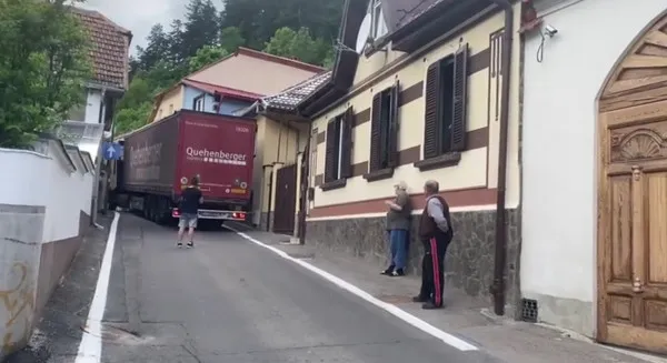 Au scăpat bulgarul prin Braşov. Cu un TIR mai mare decât strada