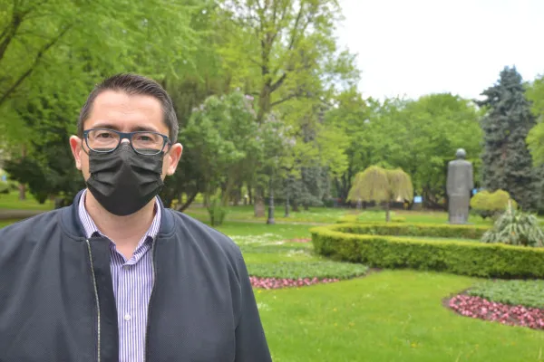 Alte reguli în parcurile din Braşov: Se ridică interdicţiile „nu călcaţi iarba”, „interzis accesul cu câini, biciclete, role şi skateboard”