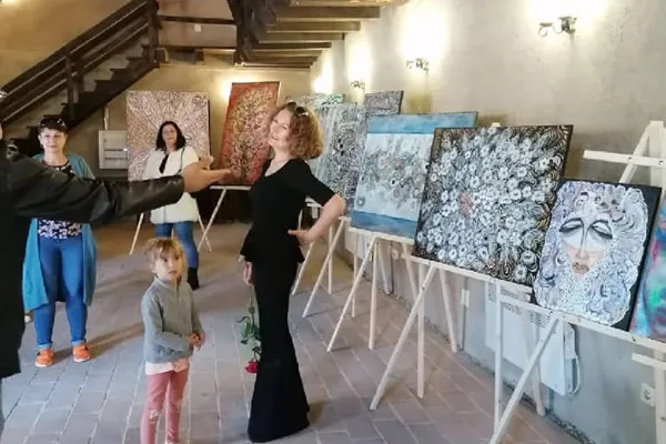 „Viruşii mei inofensivi”: Cum văd pictorii Covidul, valul 1, valul 2 şi valul 3