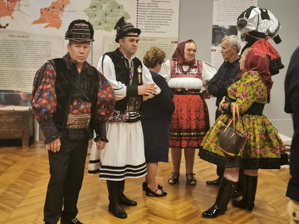 Veşminte şi podoabe din Braşovul de altădată, într-o expoziţie în Satu Mare