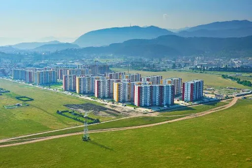 Kaufland testează piaţa pentru magazinul nr. 6 din Braşov, în zona viitorului spital regional şi a cartierului Avantgarden. În lucru - magazinul nr. 3 pe fostul Stadion Tractorul, în proiect - nr. 4 pe fostul IUS şi nr. 5 pe fostul Fartec