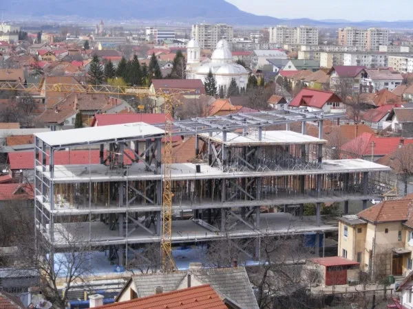 Persoanele juridice care îşi desfăşoară activitatea în municipiul Braşov ar putea beneficia de o schemă de minimis dacă repară clădirile