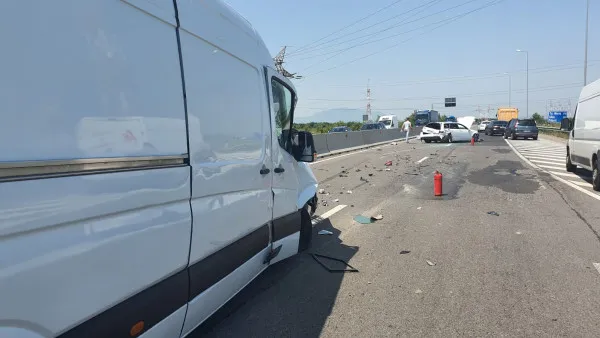 Făcut „acordeon” pe ocolitoare: în spate VAN-ul, în faţă betonul