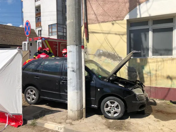 Ghimbav: Scos aproape mort din maşina prinsă ca în menghină, între un stâlp şi o casă