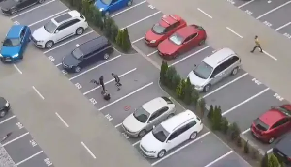 „Pedeapsă de sus”: Bătaie 3 contra 1, cu picioare date-n faţă, oprită de un braşovean aflat în balcon. A filmat tot, a sunat şi la 112, Jandarmeria era... după bloc