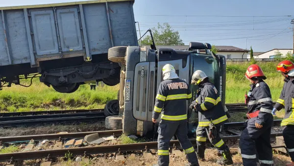 Proiectil a făcut din el... 10 tone, la 10 metri! Camion vs marfar, la o manevră cu spatele