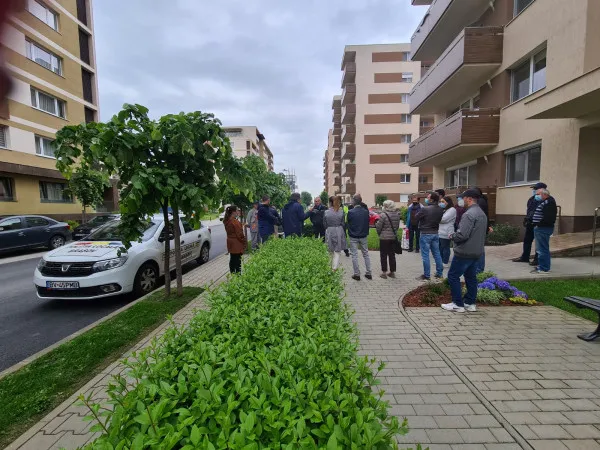 Viaţa la bloc: Chemi Poliţia şi-ţi instruieşte vecinii