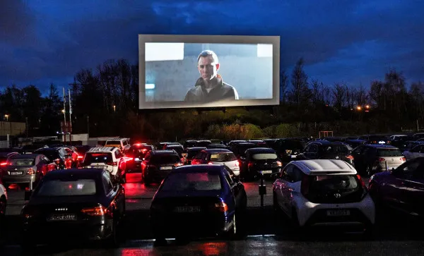 Primăria închiriază un „cinema în stradă”