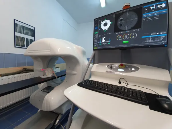 Computer tomograf unicat în România, într-un spital veterinar de lângă Braşov. Doar în Polonia mai există aşa ceva, poate fi folosit chiar şi pentru un şoricel de 6 centimetri
