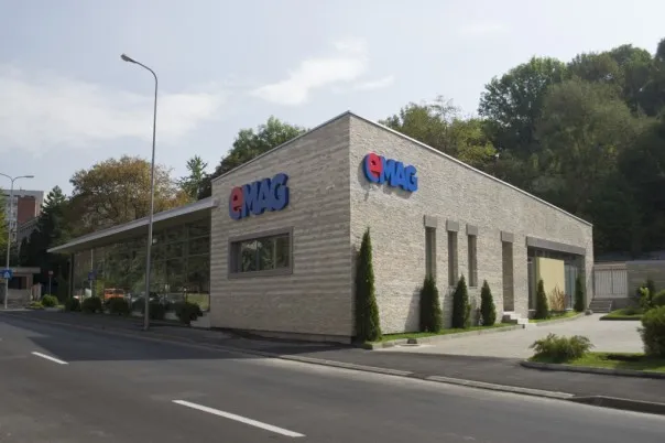 Showroom-ul eMAG din Braşov se extinde, de azi, cu un Apple Shop