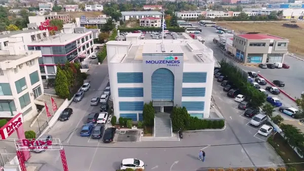În drum spre Grecia, opriți cu bagajele la ușă