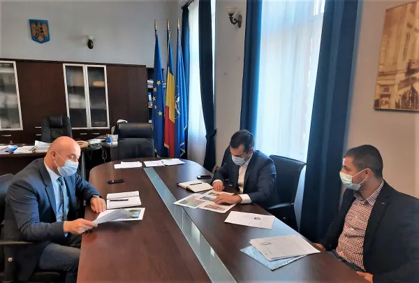 Containerele anti-urs și collarele, soluțiile Brașovului pentru alungarea urșilor. Măsurile au fost discutate de prefectul Cătălin Văsii cu primarul Brașovului, Allen Coliban 