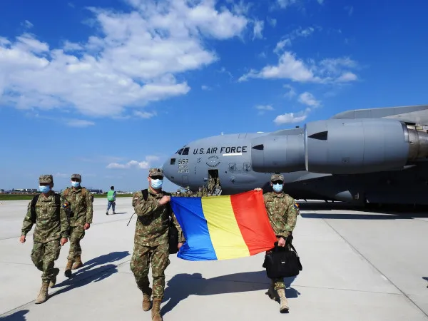 MApN: Aproximativ jumătate din militarii români aflaţi în misiuni în Afganistan au fost repatriaţi