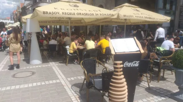 Ospătari din Nepal la Braşov. Oamenilor le e frică să se mai întoarcă la restaurantele tot închise - redeschise de Covid, dar criza nu e atât de mare la noi, pe cât e la Bucureşti
