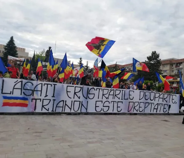 În faţă românii, în spate maghiarii: Statuia lui Mihai Viteazul din Sfântu Gheorghe, profanată în ziua Trianonului