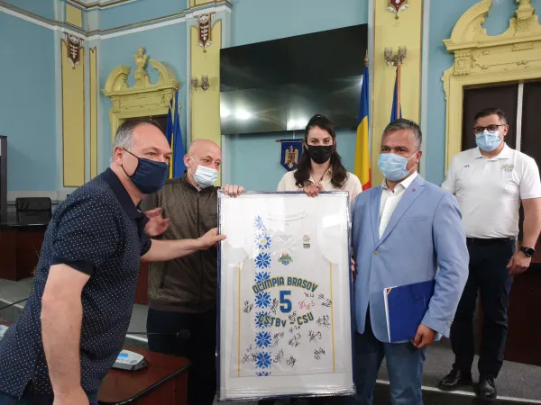 Baschetbalistele Braşovului, premiate de conducerea Consiliului Judeţean. Cu cel mai tânăr lot din campionatul României, au jucat finala mică, anul viitor vor titlul naţional