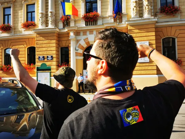 „Suntem noi, Steagu’ suntem noi”: Suporterii care nu vor preluarea numelui „Steagu’ Renaşte” (SR) de către Primăria Braşov au ieşit joi în stradă