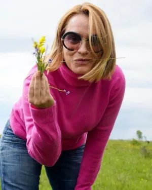 Andreea Esca va fi profesor azi, la o lecţie cu drona transmisă în direct de la Castelul de Lut „Valea Zânelor”