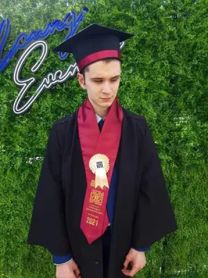 O altfel de poveste la sfârşit de an academic: Bogdan, primul beneficiar al Centrului Rază de Lumină, absolvent de facultate
