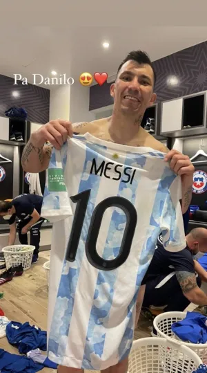 Medel s-a împăcat cu Messi, nu degeaba, i-a cerut un tricou