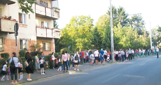 Prefectura Brașov, spre înştiinţarea IŞJ şi IPJ: Doar vaccinaţi sau test PCR primiţi părinţi la festivităţi, la şcoală