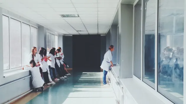 Facultăţile de medicină pot înfiinţa sau prelua în administrare unităţi sanitare