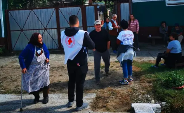 „Parcă văd ştirile de mâine: Angajaţi ai DSP şi ai Crucii Roşii, alergaţi de săteni”