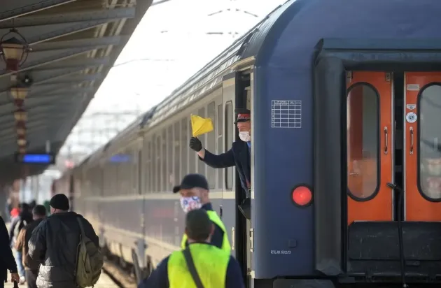 8 trenuri pe zi, de la Braşov la Constanţa. Cel mai rapid: 4 ore şi 20 de minute