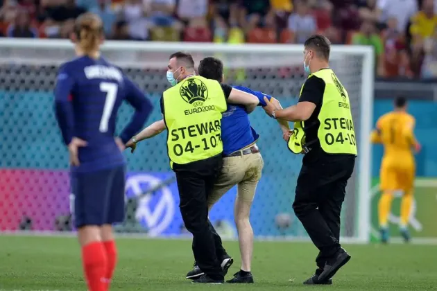 Fan cu tricoul Moldovei, pe teren la Franţa-Elveţia