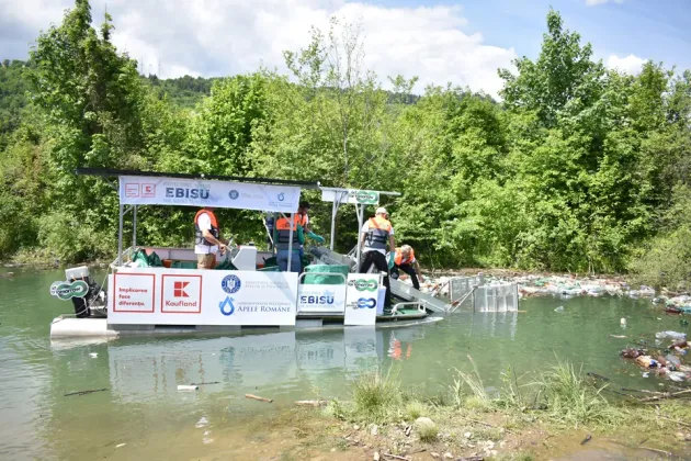 Două camioane de gunoaie pe săptămână, din apa braşovenilor. Curăţenia la acumularea Tîrlung o va face de acum „Ebisu”, ambarcaţiune electrică prototip pentru Europa, „made in România” 