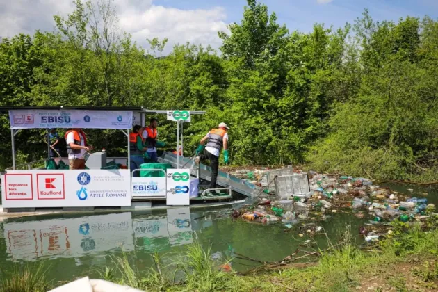 Amplă acţiune de igienizare a Oltului, în zona Cotul Turzunului. ONG-urile vor să-i înveţe pe localnici şi să-şi păstreze apele curate