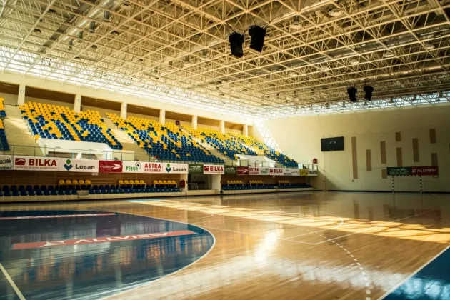 Primăria schimbă toate becurile din Sala Sporturilor: 300.000 de lei, amortizaţi din facturile viitoare la energie electrică